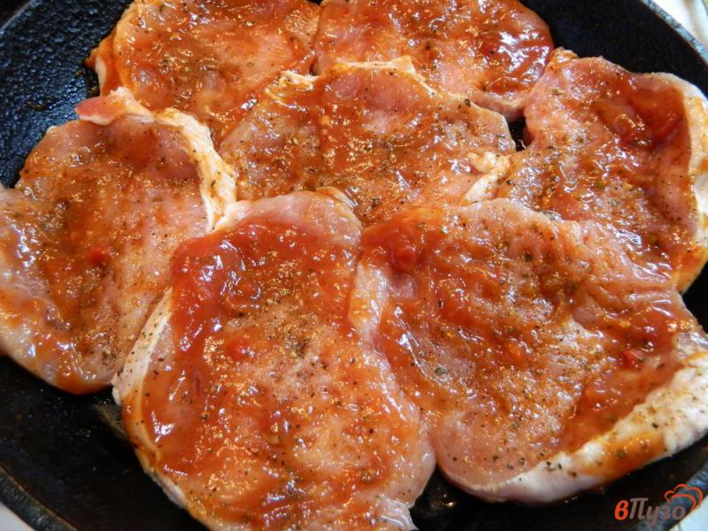 Фото приготовление рецепта: Отбивные из свинины в кетчупе шаг №4