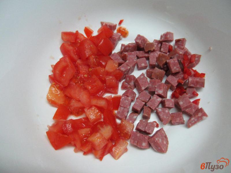 Фото приготовление рецепта: Салат из кукурузы с колбасой и помидором шаг №1