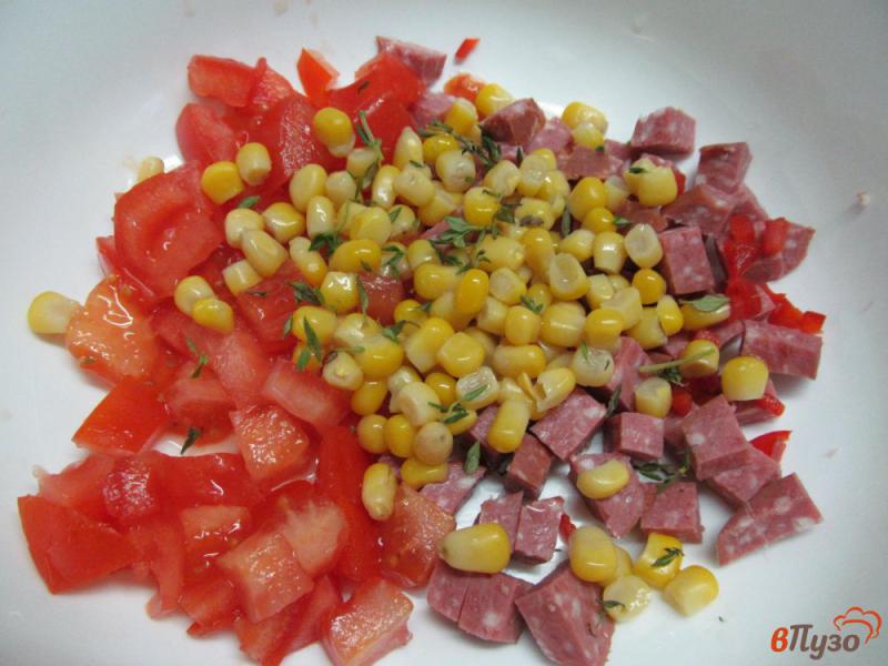Фото приготовление рецепта: Салат из кукурузы с колбасой и помидором шаг №2