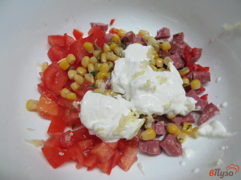 Фото приготовление рецепта: Салат из кукурузы с колбасой и помидором шаг №3