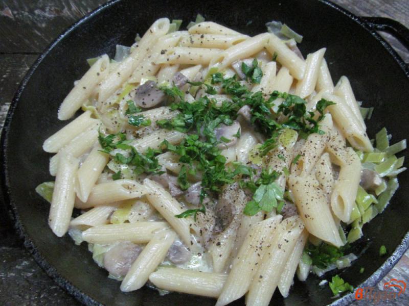 Фото приготовление рецепта: Паста с грибами и луком-порей шаг №6