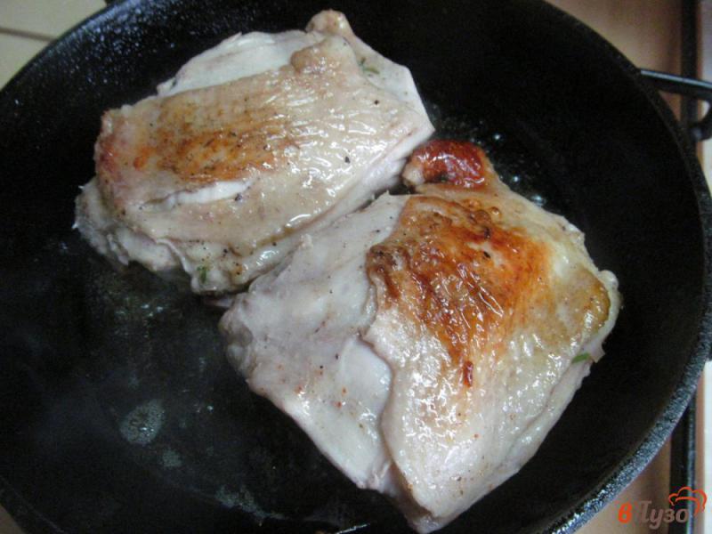 Фото приготовление рецепта: Куриные бедра в пивном маринаде шаг №5