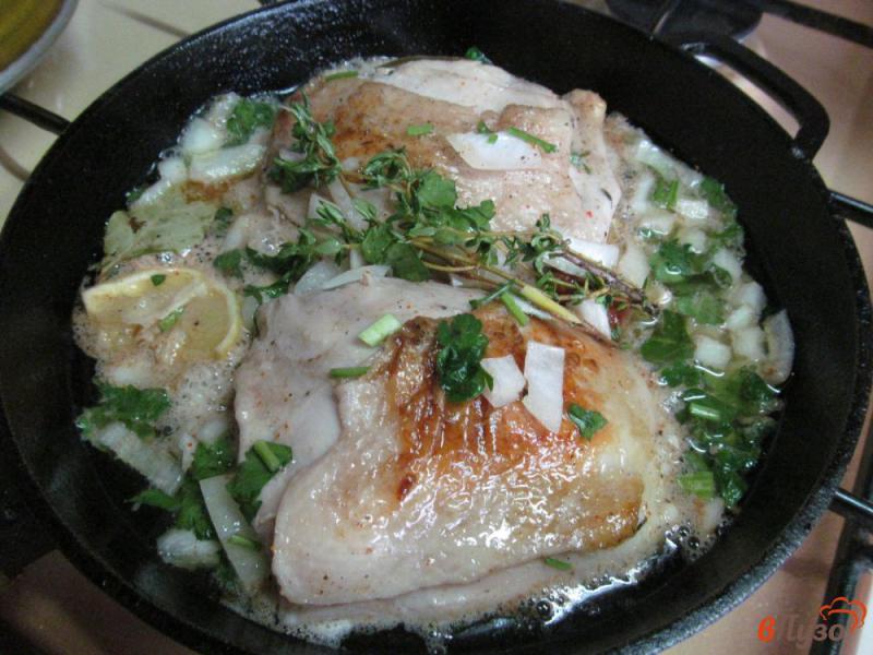 Фото приготовление рецепта: Куриные бедра в пивном маринаде шаг №6