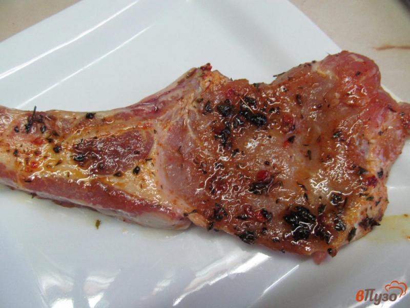 Фото приготовление рецепта: Свиной стейк с соусом из редиски и огурца шаг №3