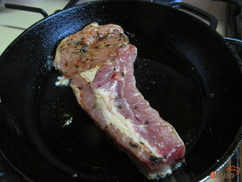 Фото приготовление рецепта: Свиной стейк с соусом из редиски и огурца шаг №4