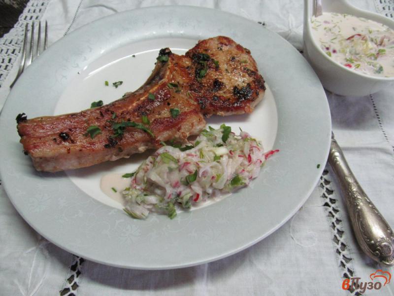 Фото приготовление рецепта: Свиной стейк с соусом из редиски и огурца шаг №5
