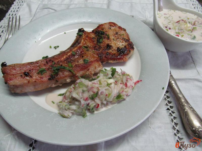 Фото приготовление рецепта: Свиной стейк с соусом из редиски и огурца шаг №6
