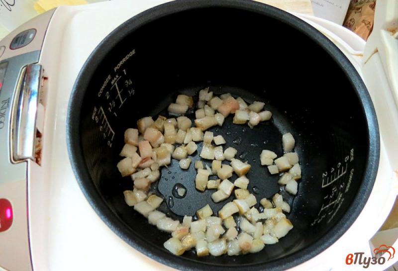 Фото приготовление рецепта: Кукурузная каша с салом и луком в мультиварке шаг №4