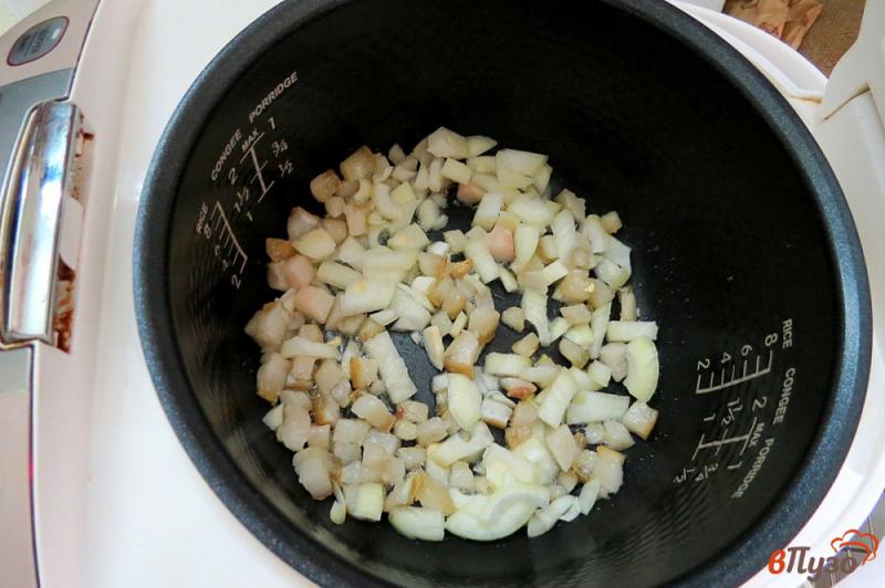 Фото приготовление рецепта: Кукурузная каша с салом и луком в мультиварке шаг №5