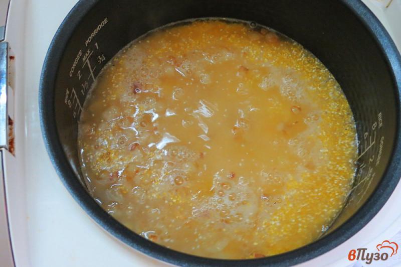 Фото приготовление рецепта: Кукурузная каша с салом и луком в мультиварке шаг №7