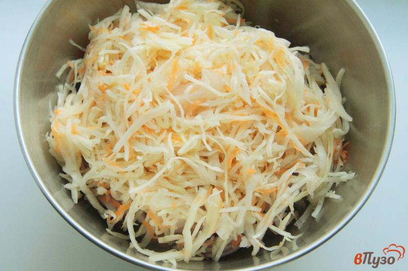Фото приготовление рецепта: Салат из квашеной капусты с фасолью и картофелем шаг №4