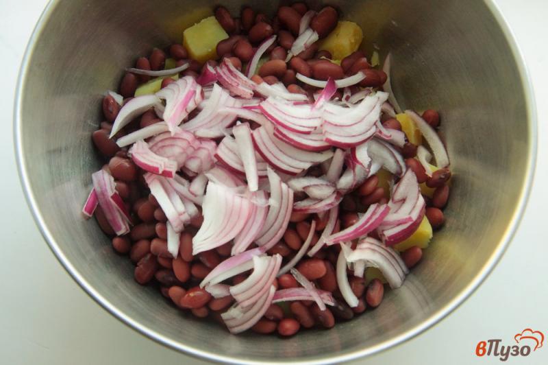 Фото приготовление рецепта: Салат из квашеной капусты с фасолью и картофелем шаг №3