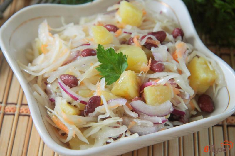 Фото приготовление рецепта: Салат из квашеной капусты с фасолью и картофелем шаг №6