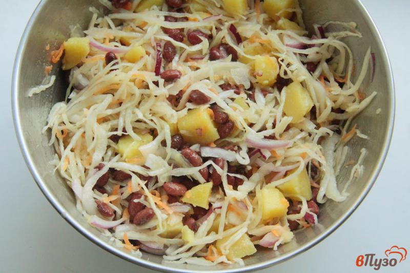 Фото приготовление рецепта: Салат из квашеной капусты с фасолью и картофелем шаг №5