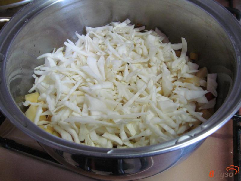 Фото приготовление рецепта: Рисовый суп с капустой на беконе шаг №3