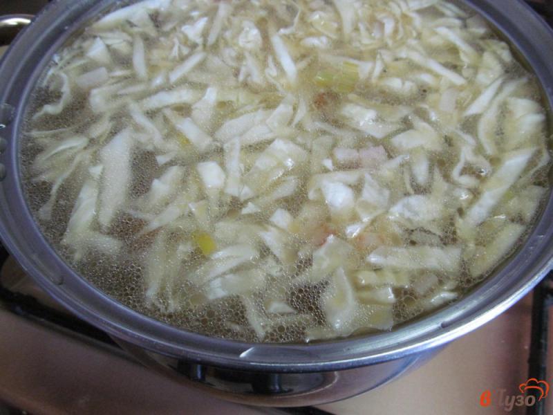 Фото приготовление рецепта: Рисовый суп с капустой на беконе шаг №4