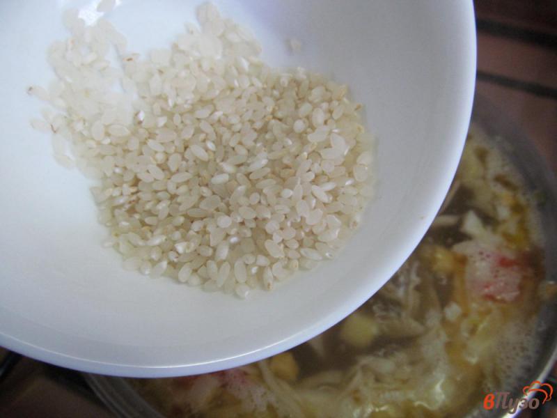 Фото приготовление рецепта: Рисовый суп с капустой на беконе шаг №5