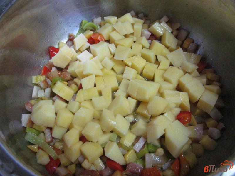 Фото приготовление рецепта: Рисовый суп с капустой на беконе шаг №2