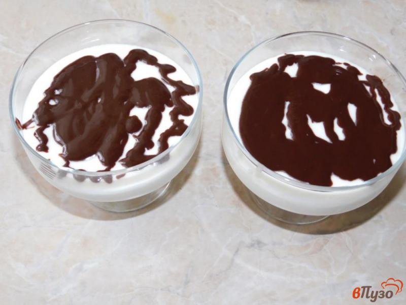 Фото приготовление рецепта: Сливочный десерт с шоколадом шаг №4