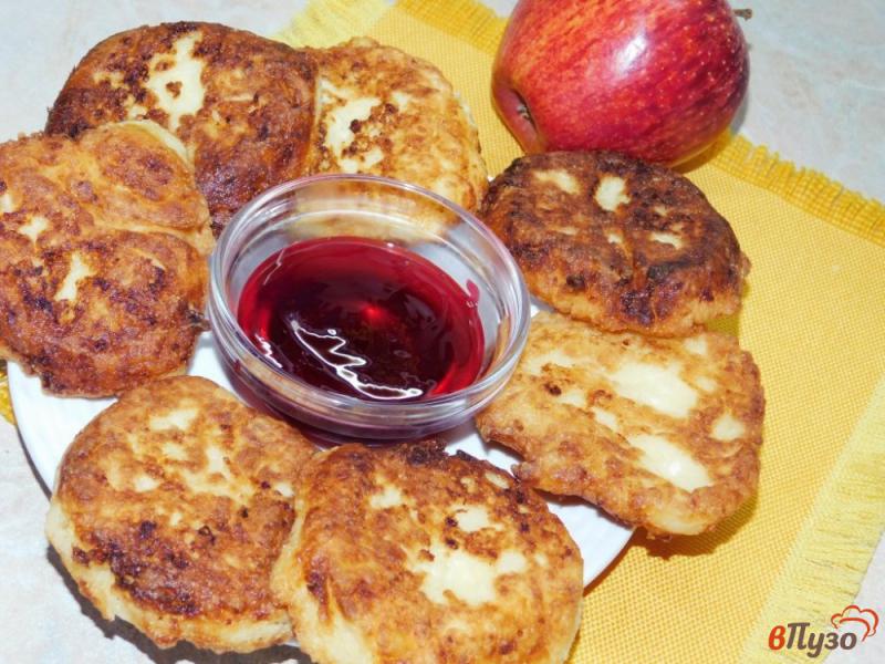 Фото приготовление рецепта: Сырники творожные с яблоками шаг №4