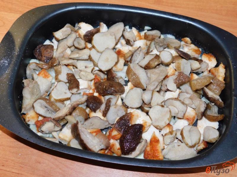 Фото приготовление рецепта: Картофель с грибами и свининой, запеченный в сливках шаг №2