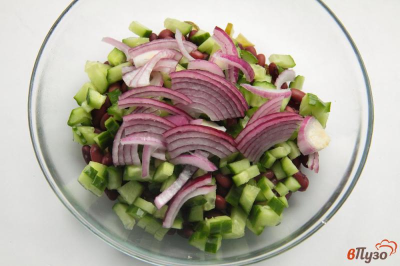 Фото приготовление рецепта: Салат с огурцами и фасолью шаг №4