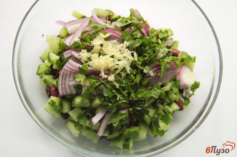 Фото приготовление рецепта: Салат с огурцами и фасолью шаг №5