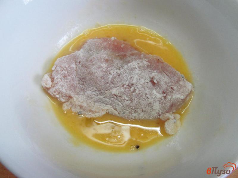 Фото приготовление рецепта: Куриное филе фаршированное маринованным луком и перцем с горошком шаг №3