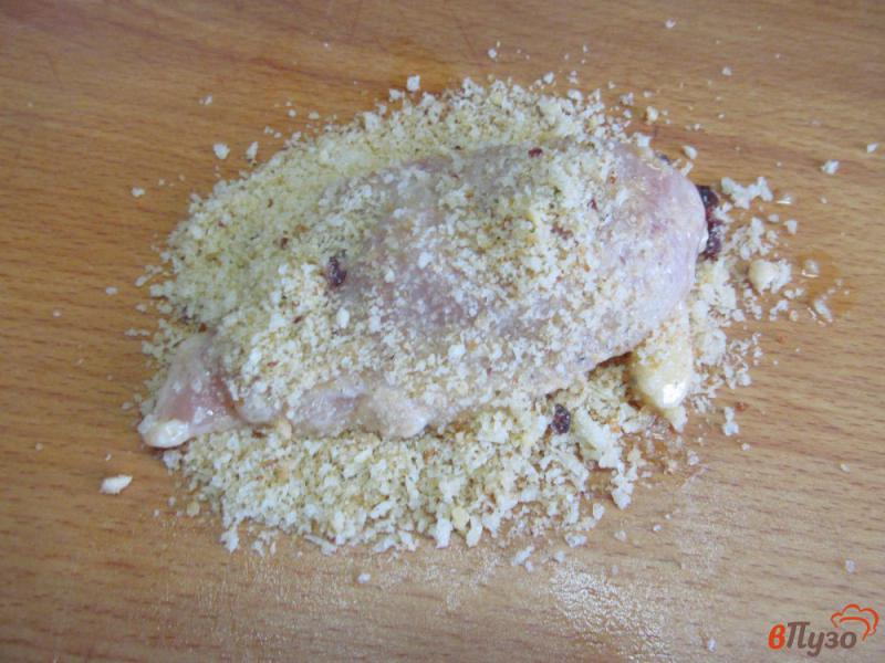 Фото приготовление рецепта: Куриное филе фаршированное маринованным луком и перцем с горошком шаг №4