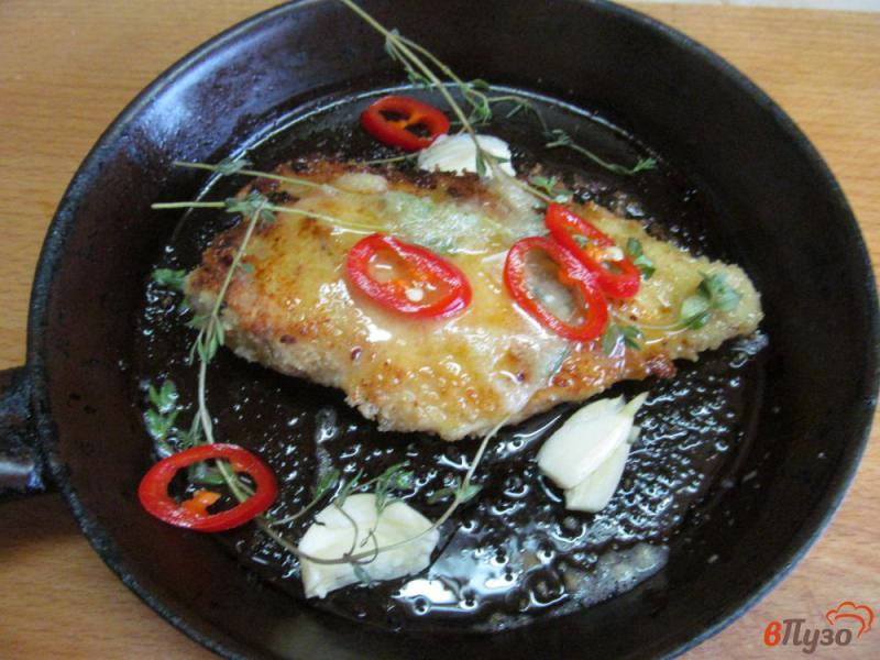 Фото приготовление рецепта: Куриное филе фаршированное маринованным луком и перцем с горошком шаг №5