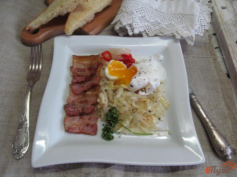 Фото приготовление рецепта: Жареная капуста с беконом и яйцом пашот шаг №6