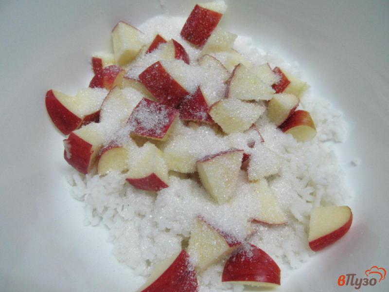 Фото приготовление рецепта: Запеченные яблоки с рисом шаг №3