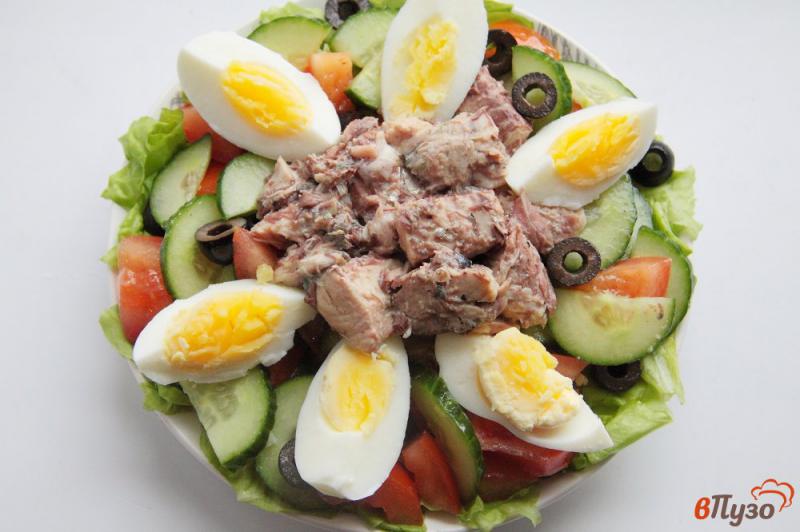 Фото приготовление рецепта: Овощной салат с тунцом и маслинами шаг №7