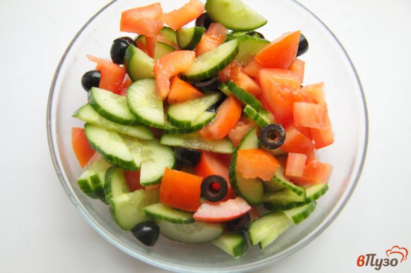 Фото приготовление рецепта: Овощной салат с тунцом и маслинами шаг №4