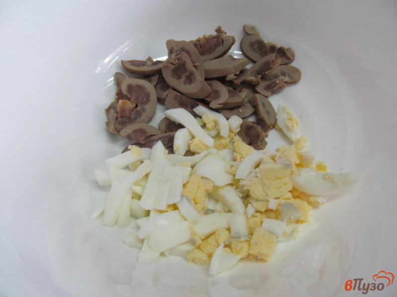 Фото приготовление рецепта: Овощной салат с почками и яйцом шаг №1