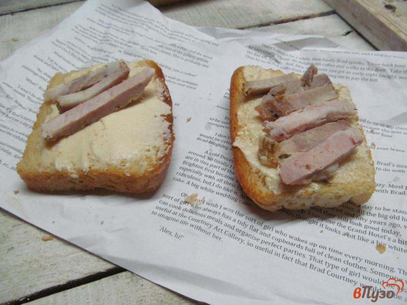 Фото приготовление рецепта: Сэндвич с сыром и маринованной свеклой шаг №5
