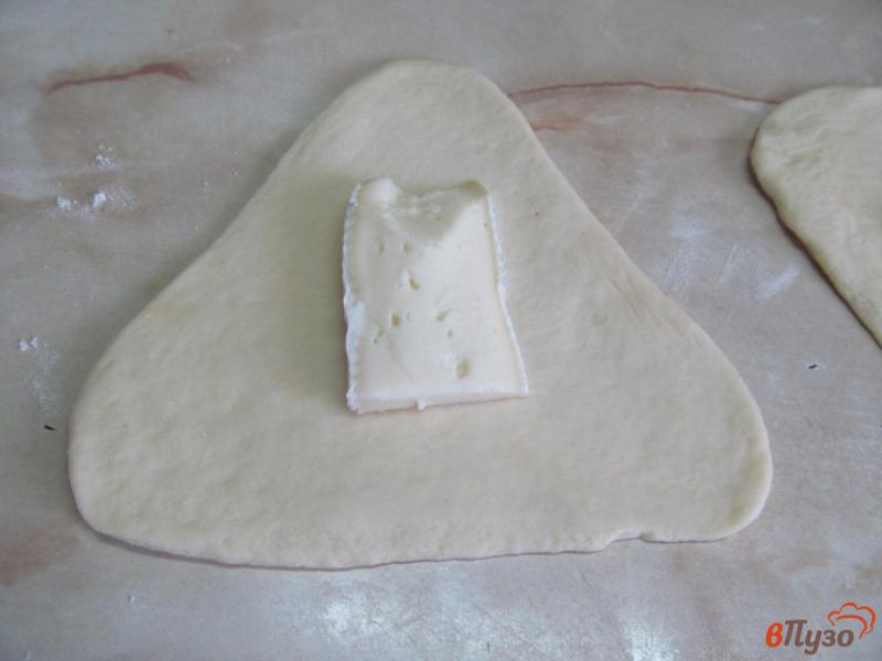 Фото приготовление рецепта: Пирожки с сыром бри и грушей шаг №2