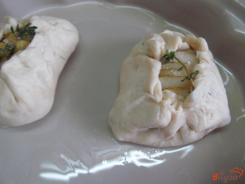 Фото приготовление рецепта: Пирожки с сыром бри и грушей шаг №4