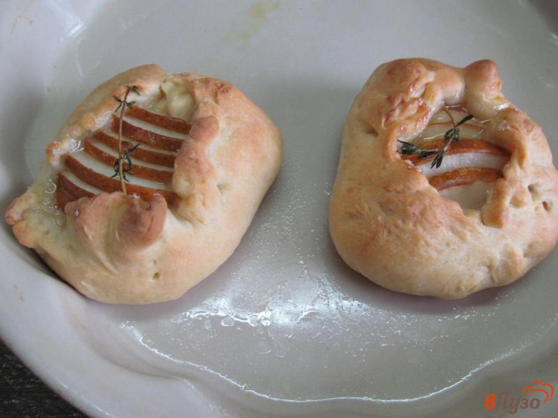 Фото приготовление рецепта: Пирожки с сыром бри и грушей шаг №5