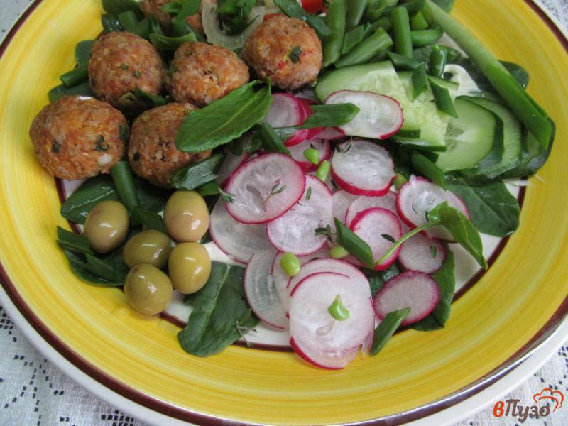 Фото приготовление рецепта: Овощной салат с фрикадельками шаг №7