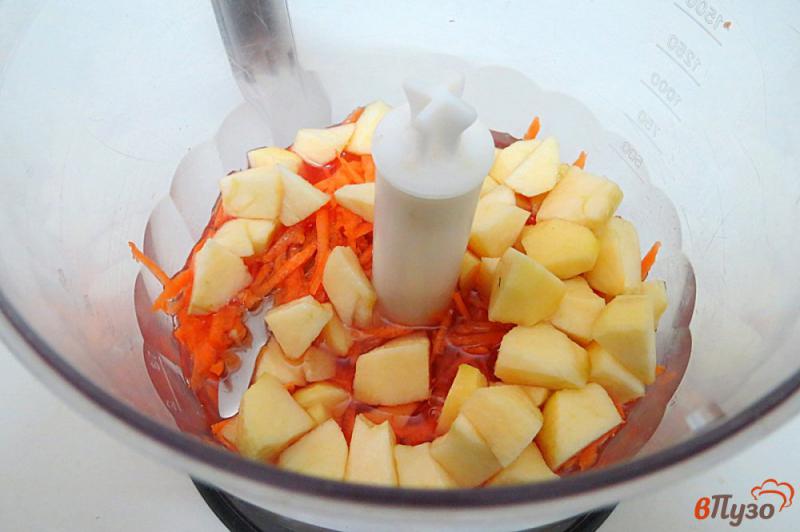 Фото приготовление рецепта: Смузи из моркови и яблок шаг №5