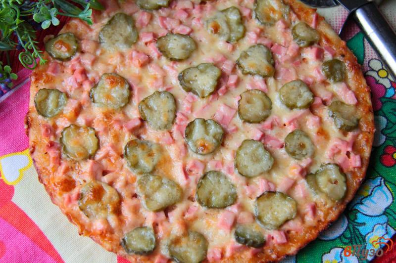 Фото приготовление рецепта: Пицца с колбасой и маринованными огурцами шаг №8