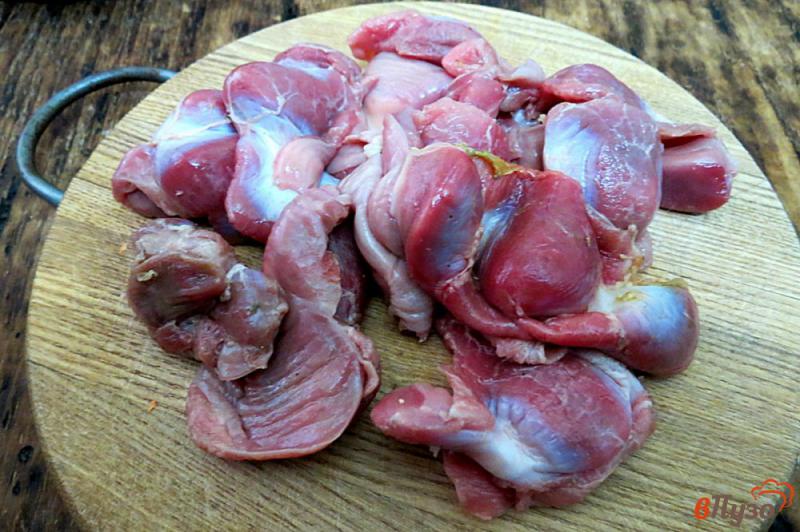 Фото приготовление рецепта: Куриные желудки в сметанно-томатном соусе шаг №1