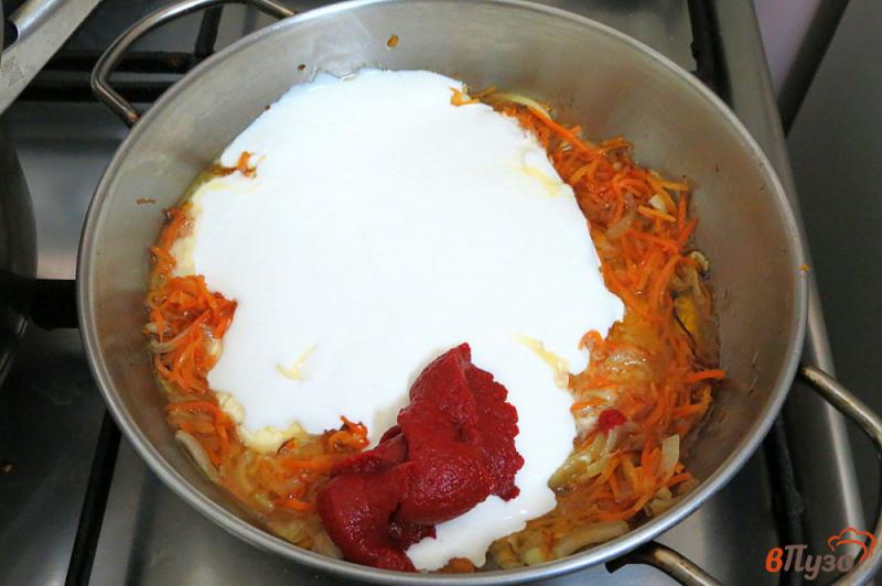 Фото приготовление рецепта: Куриные желудки в сметанно-томатном соусе шаг №3