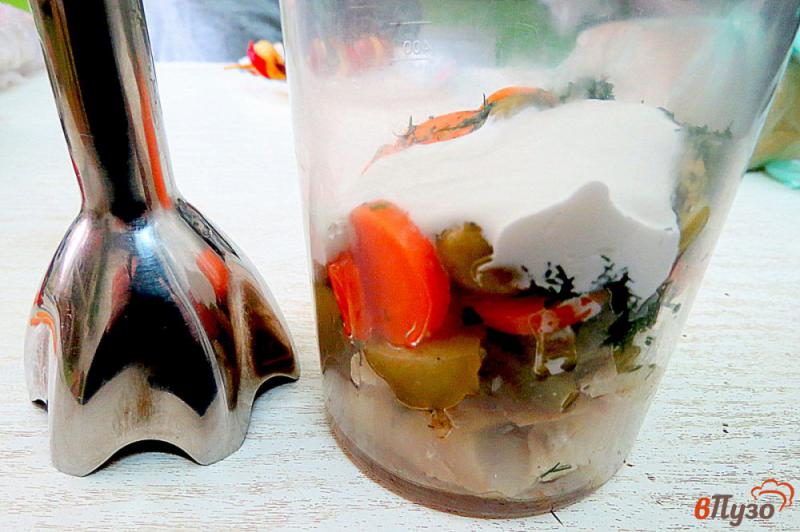 Фото приготовление рецепта: Рыбный паштет с маринованным  огурцом и сметаной шаг №6