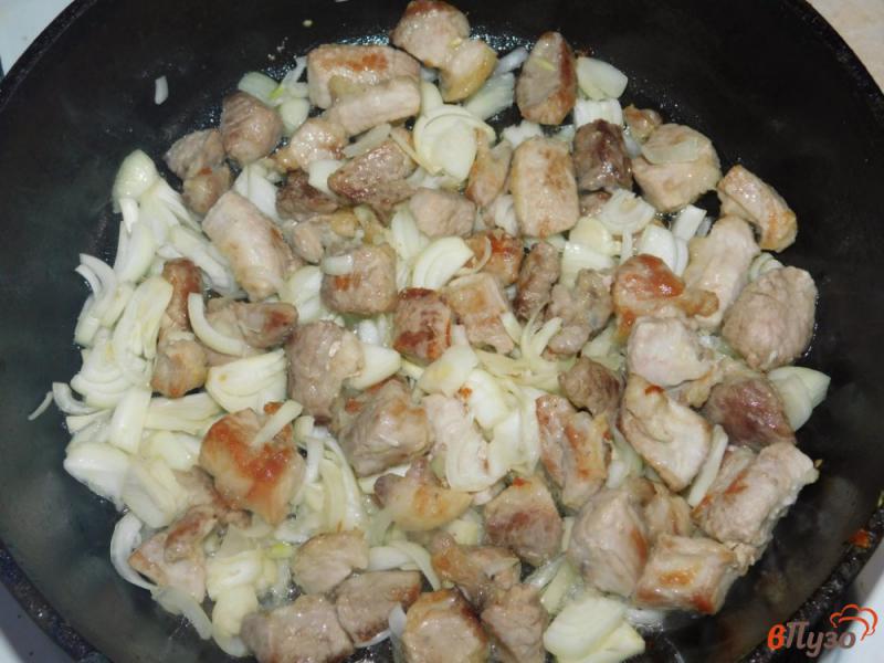 Фото приготовление рецепта: Зажарка из свинины и куриной печени шаг №2