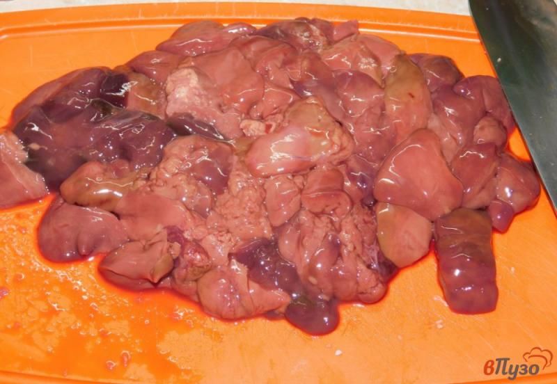Фото приготовление рецепта: Зажарка из свинины и куриной печени шаг №3
