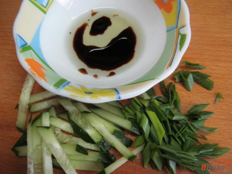 Фото приготовление рецепта: Теплый салат из вермишели с овощами и яйцом пашот шаг №5