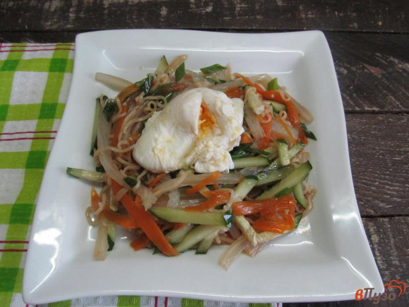 Фото приготовление рецепта: Теплый салат из вермишели с овощами и яйцом пашот шаг №8