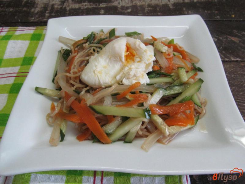Фото приготовление рецепта: Теплый салат из вермишели с овощами и яйцом пашот шаг №7